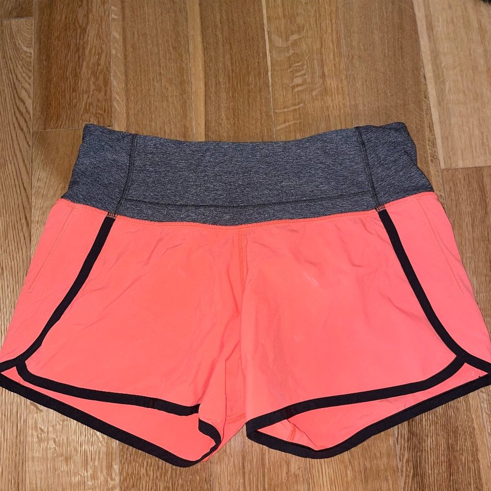 Lululemon 2.5" Short Size 2